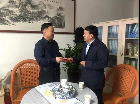 敦煌種業(yè)領(lǐng)導(dǎo)看望慰問(wèn)公司老干部、老黨員及困難黨員職工