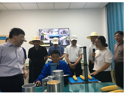 中國(guó)工程院“科技支撐甘肅綠洲農(nóng)業(yè)和玉米種業(yè)可持續(xù)發(fā)展”院士專(zhuān)家團(tuán)隊(duì)考察調(diào)研敦煌種業(yè)生物育種實(shí)驗(yàn)基地